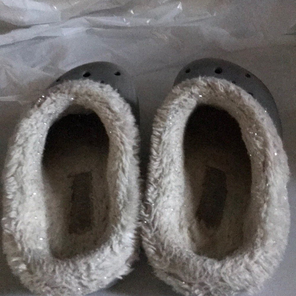 Girls slipper crocks.